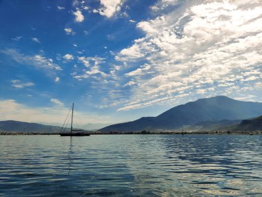 Güzel bir gemi mavi denizde seyrediyor.