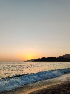 Deniz sahilinde gün batımının güzel dramatik manzarası