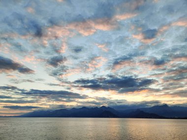 Dağların arka planına karşı denizin güzel manzarası