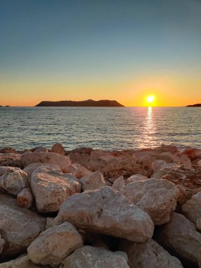 Deniz sahilinde gün batımının güzel dramatik manzarası