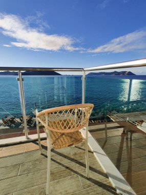 Deniz manzaralı otelin güzel terası.