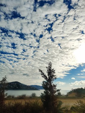 Dağların arka planına karşı denizin güzel manzarası