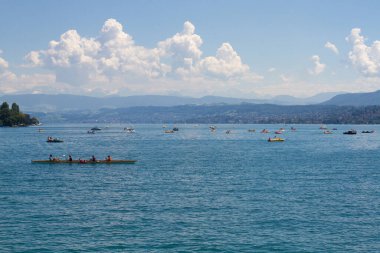Güzel bir gemi mavi denizde seyrediyor.