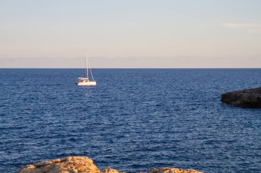 Güzel bir gemi mavi denizde seyrediyor.