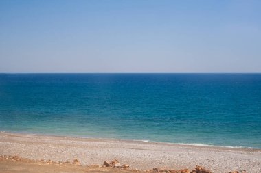 Denizin üzerinde kumlu bir sahilin güzel manzarası
