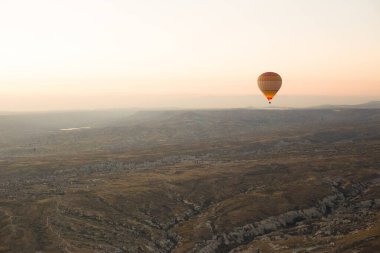 Aşk vadisinde Kapadokya dağlarında balonların güzel manzarası