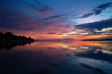 Deniz sahilinde gün batımının güzel dramatik manzarası