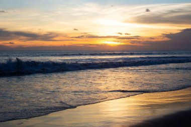 Deniz sahilinde gün batımının güzel dramatik manzarası