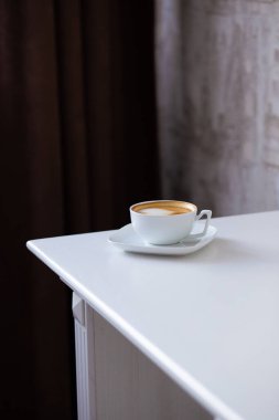 Masadaki restoranda bir fincan mis kokulu kahve.