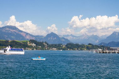 İsviçre 'deki dağların arka planına kıyasla gölün güzel manzarası