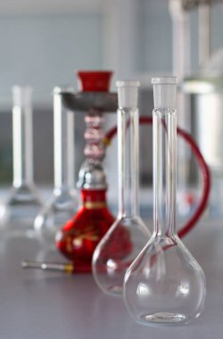 Kırmızı nargile ve kimyasal cam şişelerin bileşimi