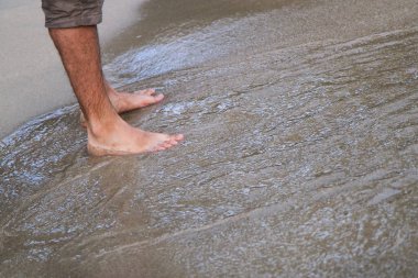 Sahilde çıplak ayakla yaklaş.