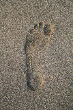 Sahildeki kumda bir insanın ayak izi.