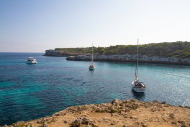 Güzel gemiler ve tekneler kıyıya yakın demirlemiş.