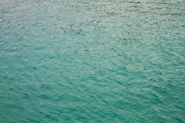 Deniz suyunun dokusu ve yukarıdan bakan dalgalar.