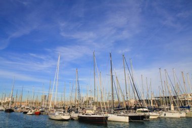 Güzel gemiler ve tekneler kıyıya yakın demirlemiş.