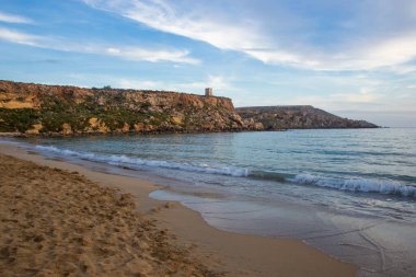 Denizin üzerinde kumlu bir sahilin güzel manzarası