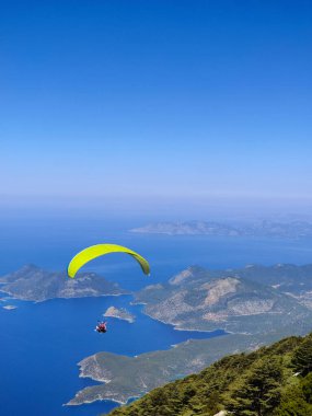 Bir paraglider üzerinde uçan deniz manzaralı güzel bir manzara.