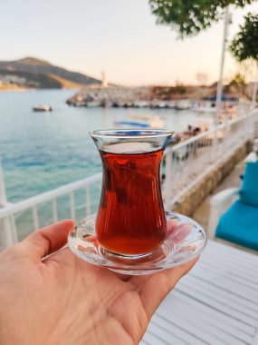 Denizde şeffaf bir fincan Türk çayı.