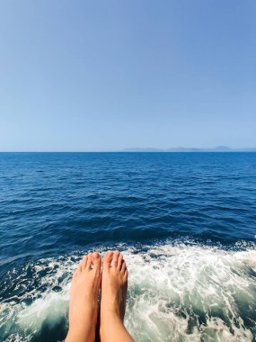 Denizin arka planında bacaklara yakın çekim