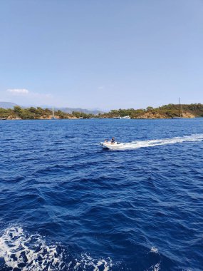 Güzel bir gemi mavi denizde seyrediyor.