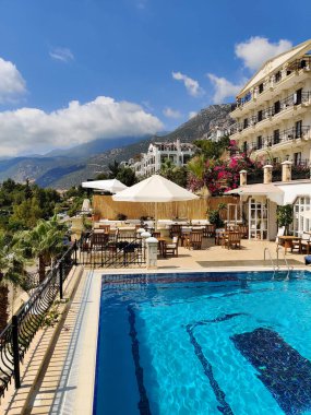 Evin yanında güzel büyük bir yüzme havuzu.