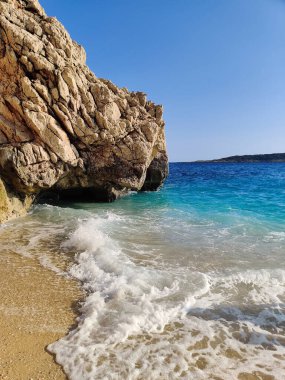 Dağların arka planına karşı denizin güzel manzarası