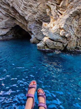 Denizin arka planında bacaklara yakın çekim