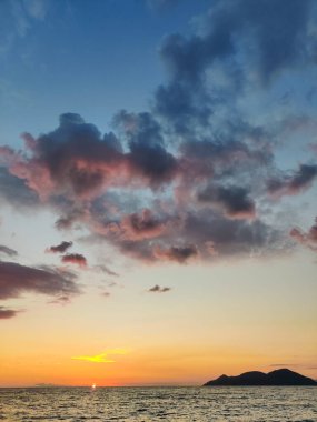 Deniz sahilinde gün batımının güzel dramatik manzarası