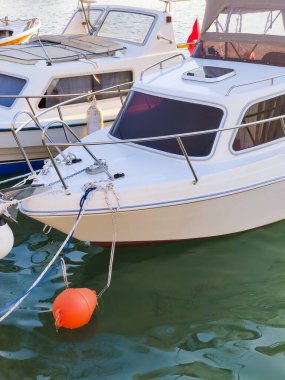 Güzel gemiler ve tekneler kıyıya yakın demirlemiş.