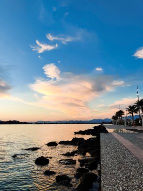 Deniz kenarındaki setin güzel manzarası.