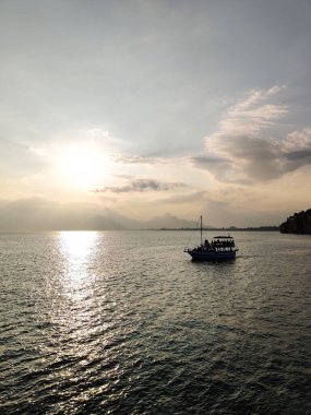 Güzel bir gemi mavi denizde seyrediyor.