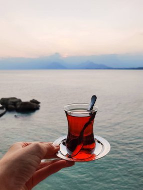 Denizde şeffaf bir fincan Türk çayı.