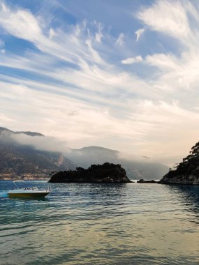 Güzel bir gemi mavi denizde seyrediyor.