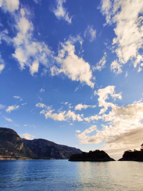 Dağların arka planına karşı denizin güzel manzarası