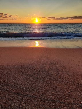 Deniz sahilinde gün batımının güzel dramatik manzarası