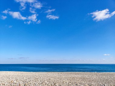 Denizin üzerinde kumlu bir sahilin güzel manzarası