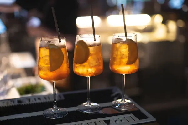 Barmen tezgahta güzel bir alkollü kokteyl hazırlıyor.