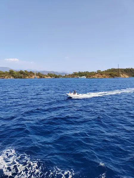 Güzel bir gemi mavi denizde seyrediyor.