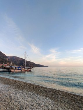 Güzel gemiler ve tekneler kıyıya yakın demirlemiş.