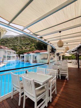 Evin yanında güzel büyük bir yüzme havuzu.