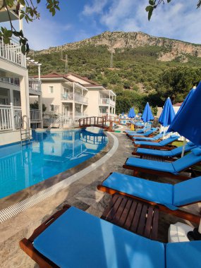 Evin yanında güzel büyük bir yüzme havuzu.