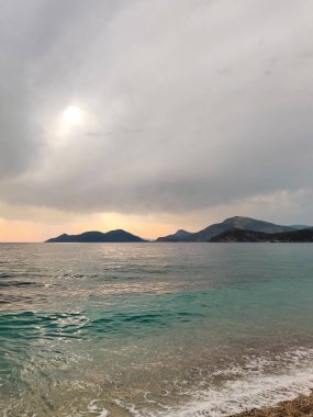 Denizin üzerinde kumlu bir sahilin güzel manzarası