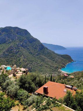 Dağların arka planına karşı denizin güzel manzarası