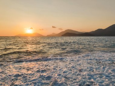 Deniz sahilinde gün batımının güzel dramatik manzarası