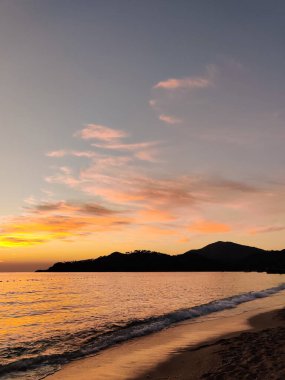 Deniz sahilinde gün batımının güzel dramatik manzarası