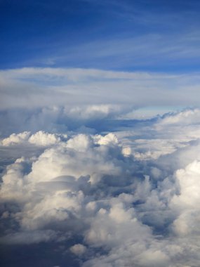 Gökyüzünde güzel, kalın bulutlar uçağın yüksekliğinden