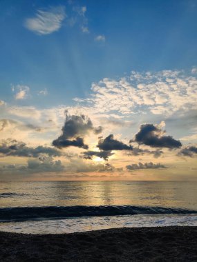 Deniz sahilinde gün batımının güzel dramatik manzarası