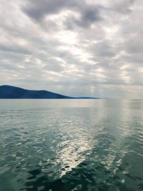 Güzel deniz manzarası ufukta dağların silueti