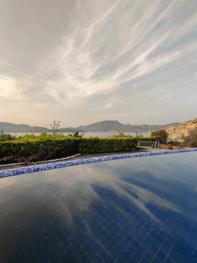 Evin yanında güzel büyük bir yüzme havuzu.